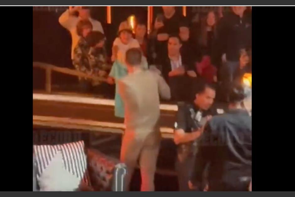 Gerard Piqué una brutal caída de un escenario. (Foto: captura de pantalla/Record)&nbsp;