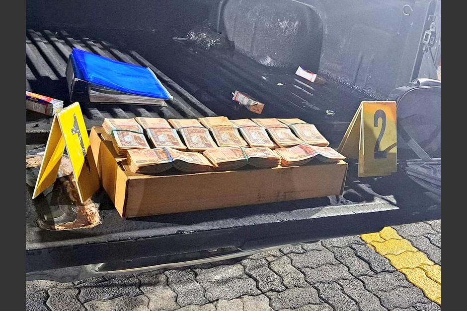 Dos agentes de la PNC y un ciudadano fueron capturados transportando Q95 mil en efectivo. (Foto: PNC)