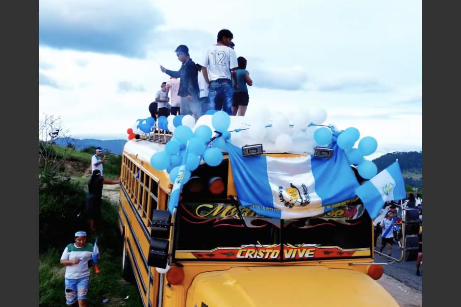El bus que habr&iacute;a sido captado antes que j&oacute;venes sufrieran accidente y terminaran electrocutados mientras participaban en el recorrido de una antorcha. (Foto: captura de video)