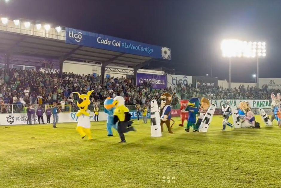 Durante el medio tiempo del partido entre Antigua y Municipal se realiz&oacute; la carrera de botargas. (Foto: captura de pantalla)
