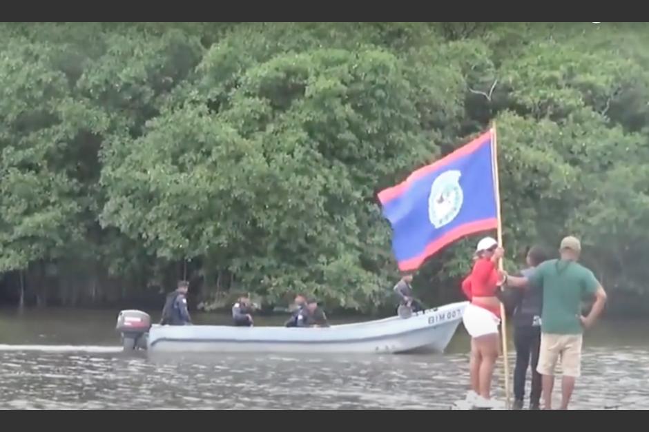 Beliceños colocan bandera de su país en territorio guatemalteco y provocan tensión. (Foto: captura de video)