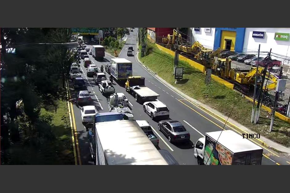 Debido al accidente protagonizado por una unidad de transporte pesado, el tránsito es complicado por la ruta Interamericana. (Foto: PMT de Mixco)