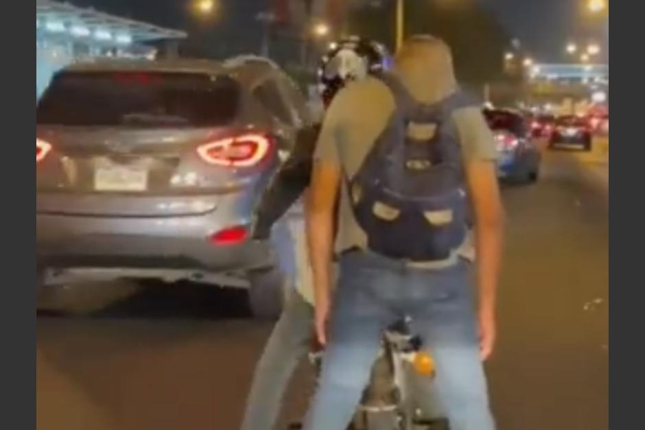 El pasajero fue captado en aparente estado de ebriedad. (Foto: Captura de video)