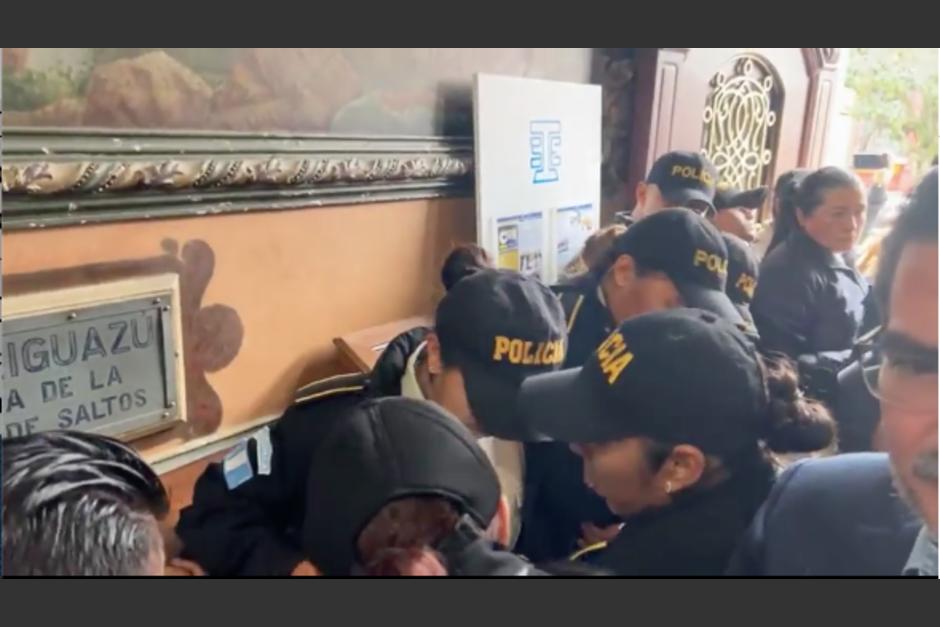 Ente empujones, los fiscales del MP sacan material electoral del TSE. (Foto: captura de video)