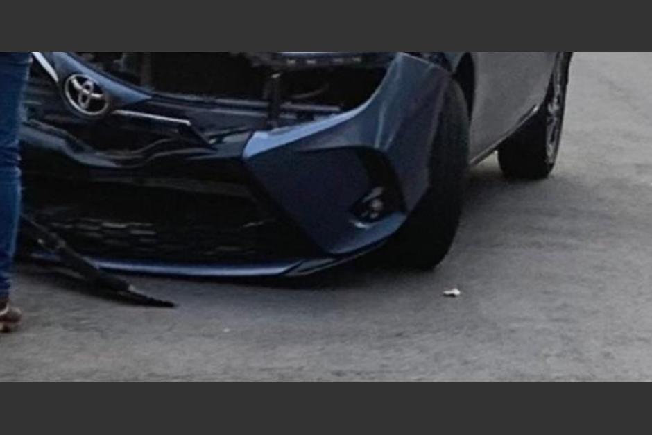 Estudiante termina chocando su carro cuando estaba intentando estacionarse en la universidad. (Foto: redes sociales)&nbsp;