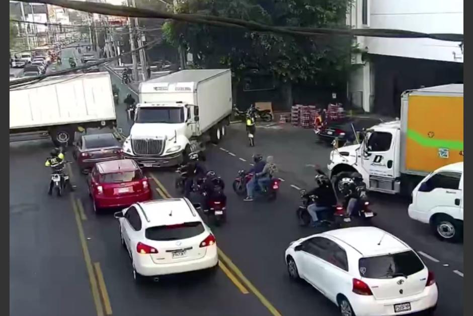 Se reportÃ³ una colisiÃ³n entre un camiÃ³n y un automÃ³vil en la zona 10 capitalina. (Foto: AmÃ­lcar Montejo)