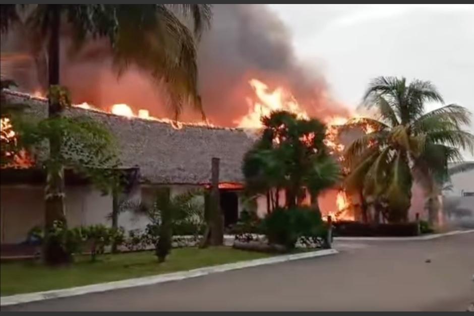 Fuerte incendio en Juan Gaviota, Marina del Sur, dejó varios chalets destruidos. (Foto: redes sociales)