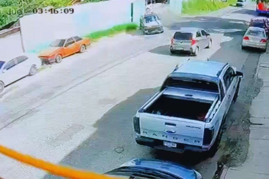 Una cámara de seguridad captó el accidente de un taxi pirata contra otro conductor, quien narró los hechos. (Foto: redes sociales)&nbsp;