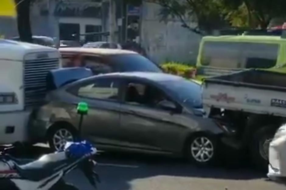 Un vehículo liviano quedó en medio de un camión y un tráiler. (Foto: Captura de pantalla)