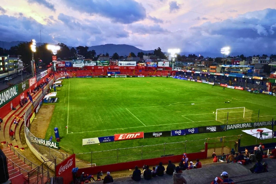 A más de 24 horas para el juego final, los aficionados se aglomeran en las afueras del estadio Mario Camposeco para obtener las entradas. (Foto: La Voz de Xela)