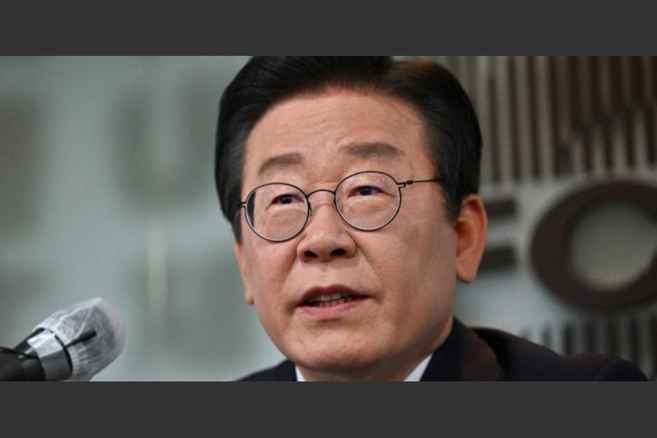 El líder de la oposición de Corea del Sur, Lee Jae-myung, es atendido tras haber sido apuñalado. (Foto: AFP)