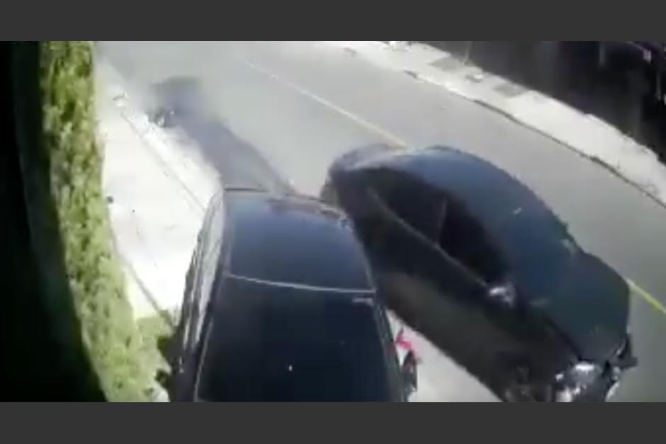 En video quedó captado el momento en el que un conductor descontrolado chocó con un auto estacionado en zona 15. (Foto: captura de pantalla)&nbsp;