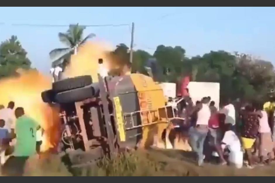 El camión que llevaba combustible volcó, las personas buscaban robar el producto, pero todo terminó en tragedia. (Foto: captura de video)