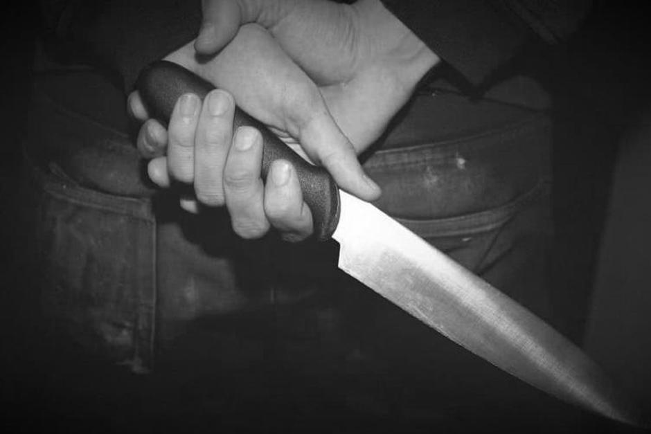 La mujer que fue sorprendida cuando amenazaba con un cuchillo a sus propios padres. (Foto ilustrativa: Freepik)