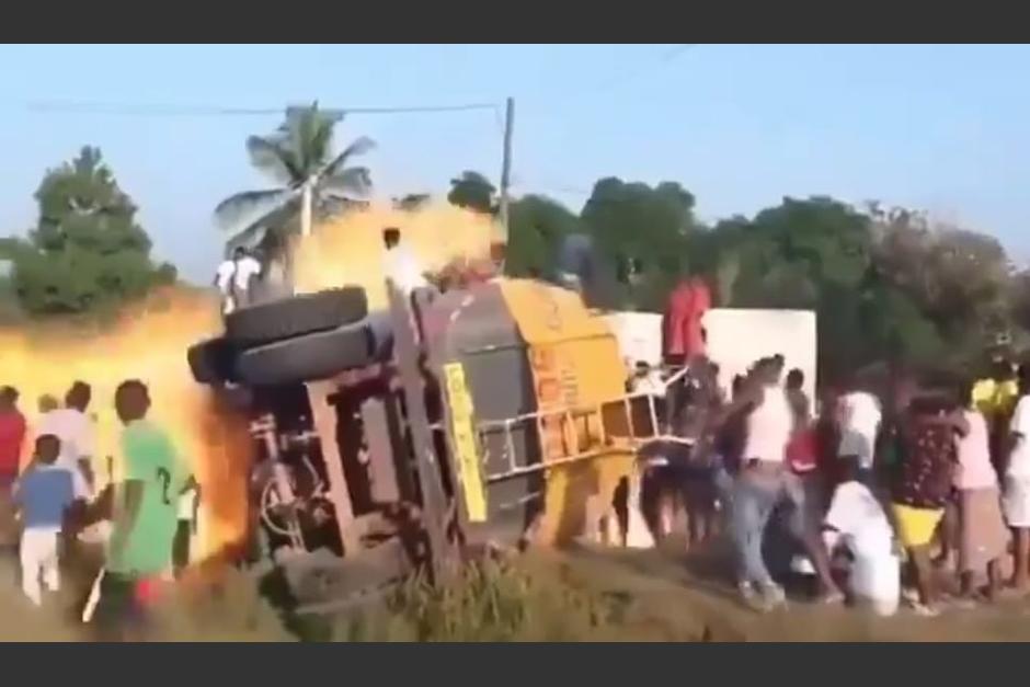 El camión explotó justo cuando varias personas se llevaban el gas en recipientes. (Foto: captura de video)