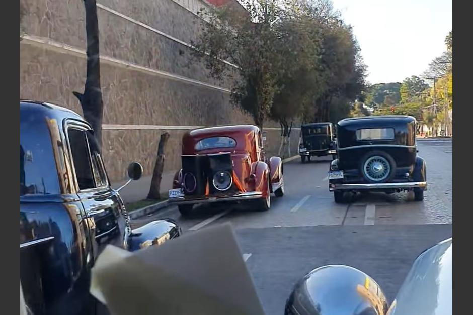 Los vehículos de lujo sorprendieron en medio del tránsito de la ciudad. (Foto: captura de video)