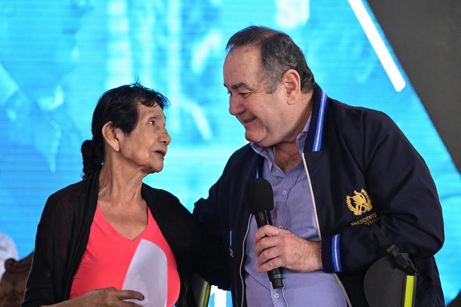 El presidente Alejandro Giammattei participó en la entrega de notificaciones del Programa del Adulto Mayor en La Gomera, Escuintla. (Foto: Ejecutivo)