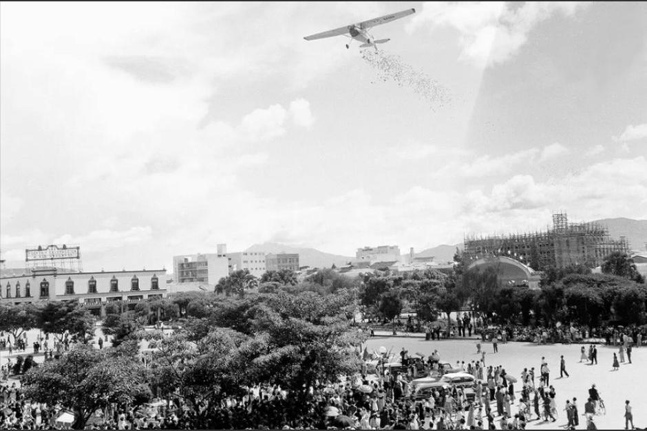 Una avioneta sobrevuela el Parque Central y lanza panfletos desde el aire. (Foto: Annie Grossinger)