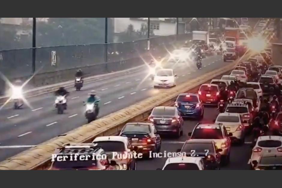 El paso en El Periférico ya fue liberado, luego de haber quedado bloqueado por un hombre fallecido en el Puente El Incienso. (Foto: Cortesía/Amílcar Montejo)&nbsp;