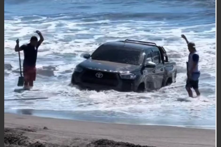 Un pickup se quedó atorado en la arena de una playa en Guatemala. (Foto: Redes Sociales)