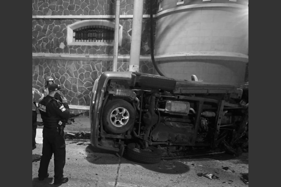 Un hombre murió esta madrugada de lunes 8 de enero, tras un fuerte accidente de tránsito en zona 10. (Foto: Bomberos Municipales)&nbsp;