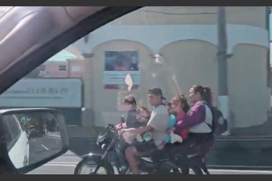 El arriesgado viaje de seis personas en motocicleta, entre ellos varios menores de edad. (Foto: captura de video)