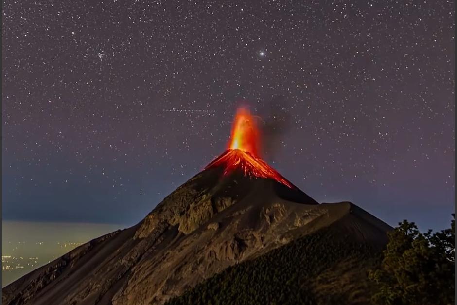 Una impresionante toma del volcán de Fuego se hizo viral en redes sociales. (Foto: captura de video/PabloGalindo)