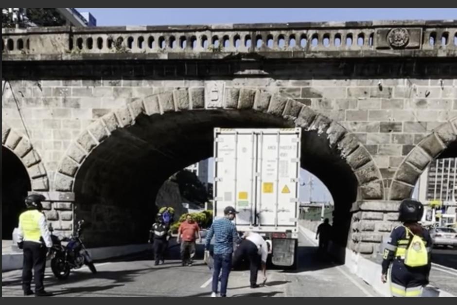 La severa sanción impuesta a un conductor que intentó pasar por el puente Penitenciaría y terminó colisionando con el mismo. (Foto: captura de video/PMT Ciudad de Guatemala)