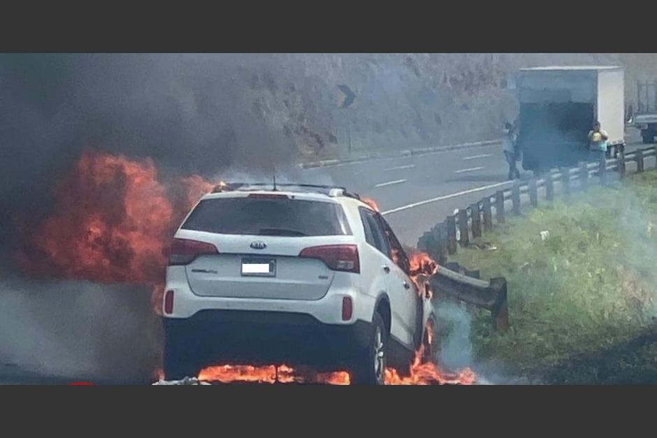 Una camioneta con cinco personas a bordo explotó en plena carretera de la Autopista Palín-Escuintla, este jueves 11 de enero. (Foto: redes sociales)&nbsp;