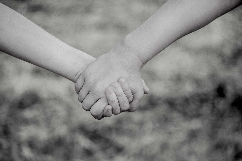 Los hermanitos que murieron tras un incendio que consumi&oacute; varias viviendas en la zona 5. (Foto ilustrativa: Shutterstock)