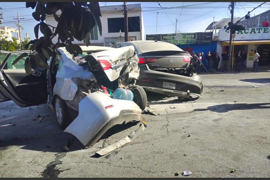 El suceso dejó al menos 8 carros afectados y a un joven con quemaduras en la mayor parte de su cuerpo. (Foto: MVS Monterrey)