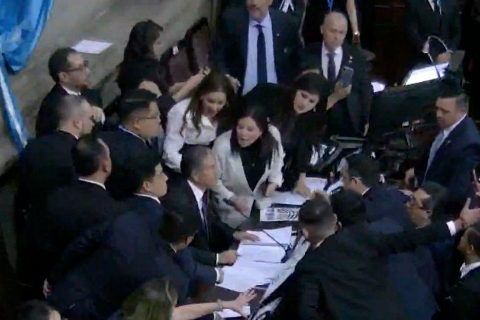 Diputados se van contra la Junta Provisional de Debates por no darles la palabra. (Foto: Soy502)