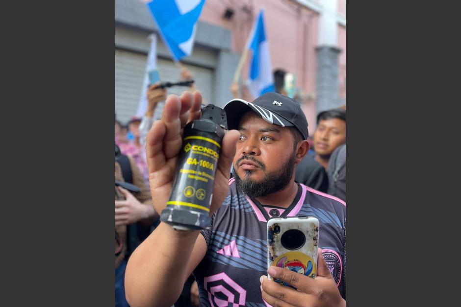 Manifestantes denunciaron que la PNC lanz&oacute; gas lacrim&oacute;geno para dispersarlos. (Foto: redes sociales)