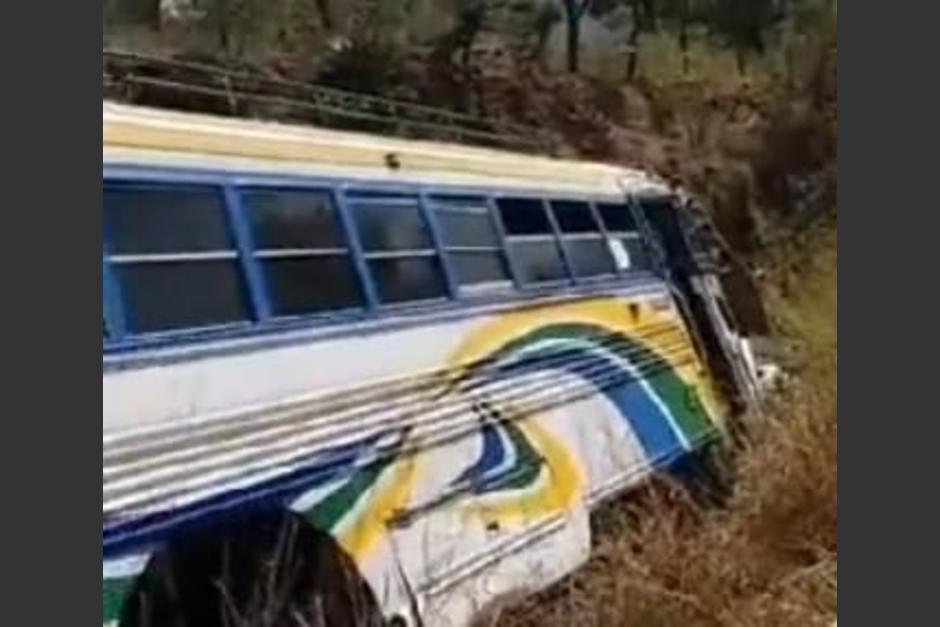Un bus que transportaba a varias personas para una excursión terminó cayendo a una hondonada. (Foto: captura de video)