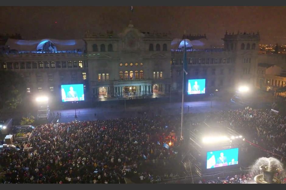 Fot&oacute;grafo guatemalteco document&oacute; el momento en que el ahora presidente daba su discurso de toma de posesi&oacute;n. (Foto: Captura de pantalla)&nbsp;
