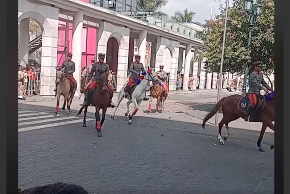 Cadete sufri&oacute; ca&iacute;da a caballo en desfile del Ej&eacute;rcito de Guatemala, el cual se realiz&oacute; el lunes 15 de enero. (Foto: captura de pantalla)&nbsp;