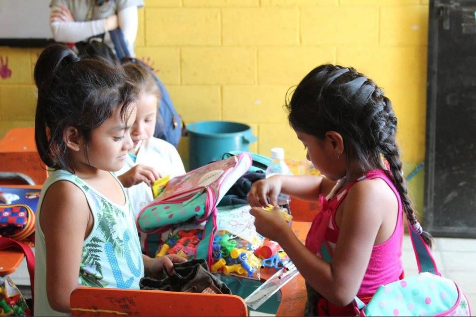 La organización Amanecer Azul recauda útiles para los niños de las comunidades ubicadas alrededor del Volcán de Pacaya. (Foto: Cortesía)