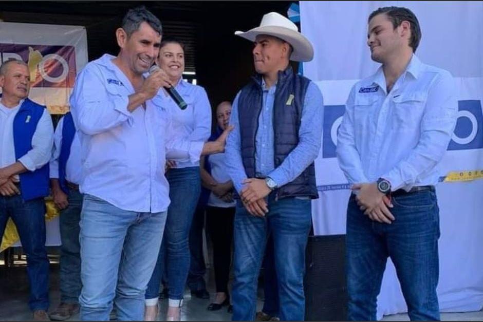 Esduin Javier, "Tres Kiebres"; junto a Edwin Flores, secretario General de Cambio; y Jorge Baldizón, secretario General Adjunto I. (Foto: RRSS)