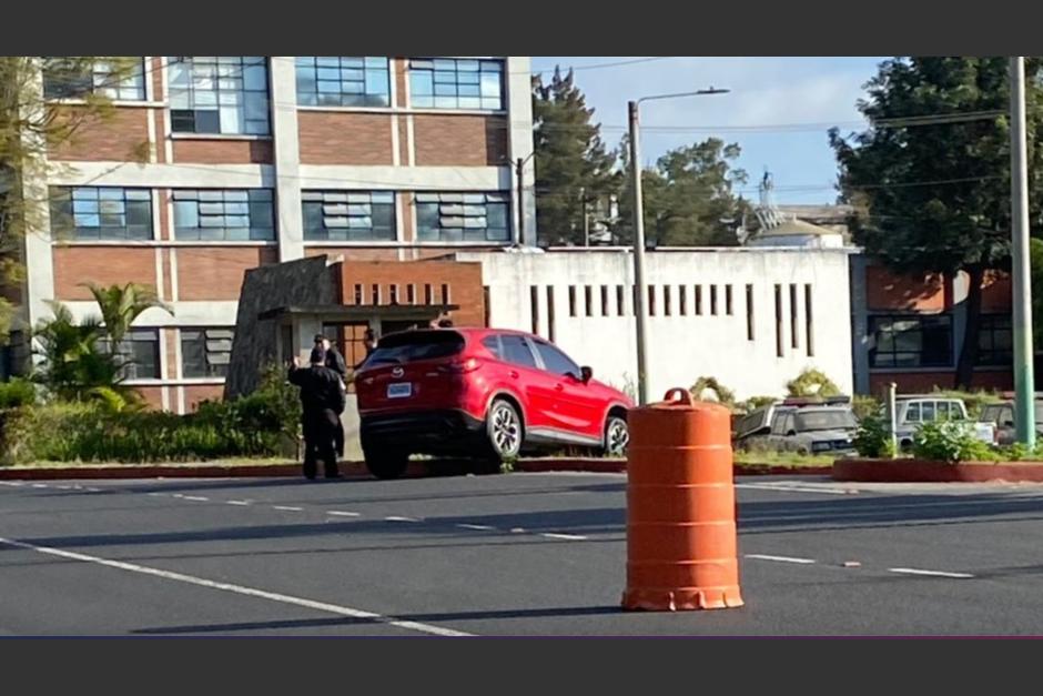 Un ins&oacute;lito accidente fue captado dentro del Campus Central de la Usac. (Foto: redes sociales)&nbsp;