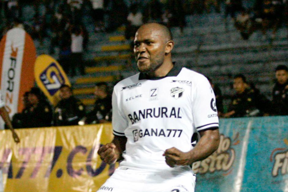 Juan Anangonó marcó un doblete durante el debut del Campeón en el Torneo Clausura 2024 de la Liga Guate Banrural. (Foto: Comunicaciones)