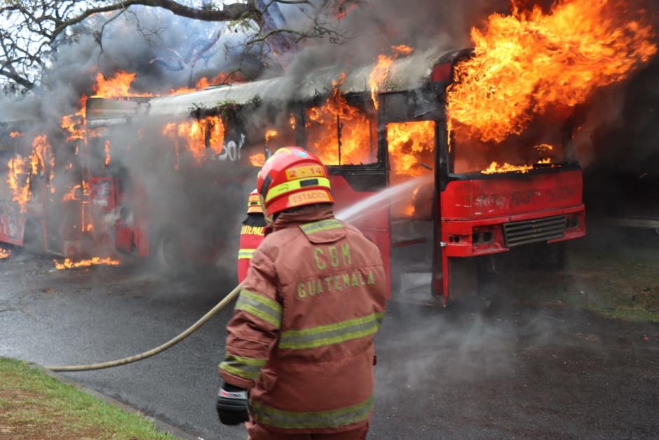 Dos autobuses se incendiaron en el carril auxiliar de la calzada San Juan, la mañana de este sábado. (Foto: Bomberos Municipales)