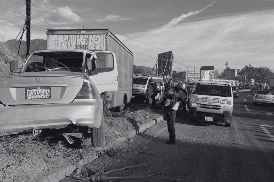 Tres personas murieron en accidente de tránsito en la ruta al Pacífico, en jurisdicción de Amatitlán. (Foto: Bomberos Voluntarios)