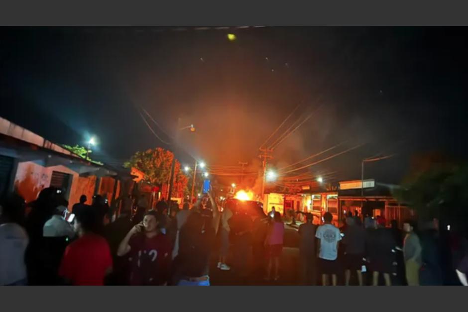 Los habitantes de Veracruz intentaron linchar a polic&iacute;as. (Foto: @oswaldocefor)