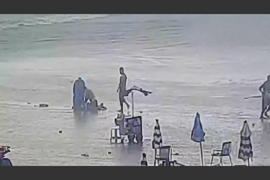 Un rayo mata a una mujer y deja siete heridos en una playa de Brasil. (Foto: captura de video)