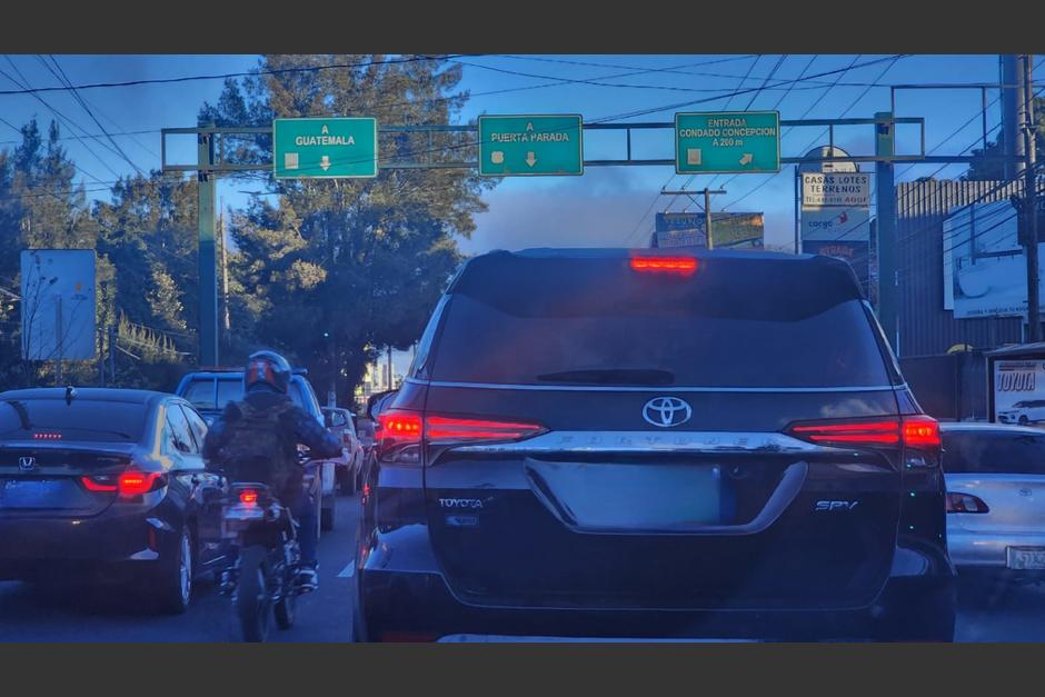 Conductores se quedaron varados por más de 1 hora en el tránsito de Carretera a El Salvador. (Foto: Emilio Dávila/Soy502)&nbsp;