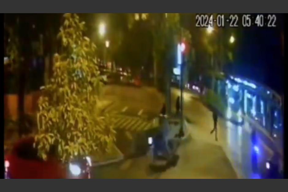 En video quedó captado el brutal choque que involucró a dos motoristas en un sector de la Ciudad de Guatemala. (Foto: captura de pantalla)&nbsp;