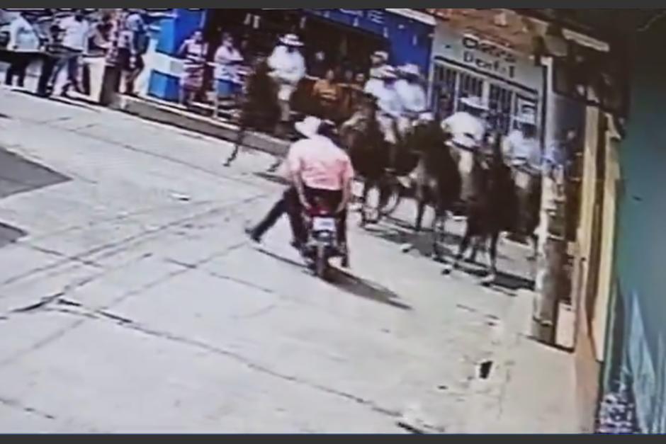 Un motorista y su acompañante se salvaron de chocar contra caballos que participaban en un desfile hípico. El momento quedó captado en video. (Foto: captura de pantalla)&nbsp;