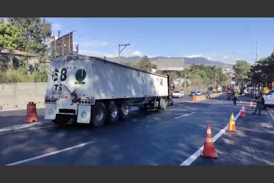 La medida que implementan las autoridades de tránsito para mejorar la circulación de camiones y tráileres. (Foto: PMT de Villa Nueva)
