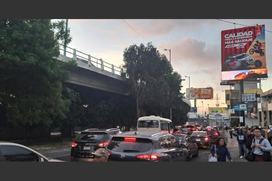 Las autoridades de Tránsito de Mixco reportaron complicaciones en bulevar San Cristóbal y Las Charcas, con dirección a la ciudad en este martes 23 de enero. (Foto: Tránsito Mixco)&nbsp;