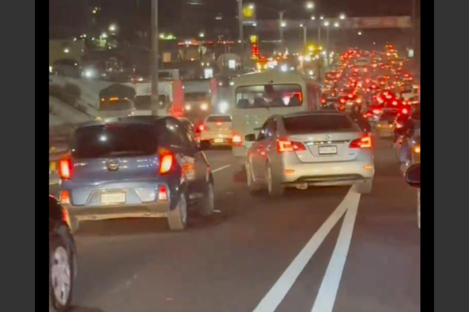 Por segundo d&iacute;a consecutivo, conductores se han quedado varados en el tr&aacute;nsito de la ruta al Pac&iacute;fico. (Foto: redes sociales)&nbsp;